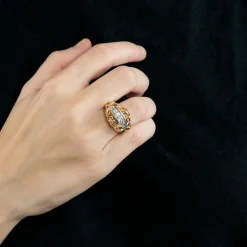 Bague en or jaune, or gris et diamants