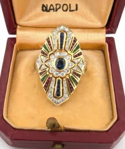 Bague en or jaune ornée de saphirs, de diamants, de rubis et d'émeraudes