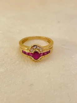 Bague en or jaune, rubis