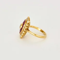 Bague en or jaune, rubis calibrés et diamants