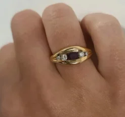 Bague en Or jaune, rubis, diamants