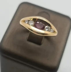 Bague en Or jaune, rubis, diamants