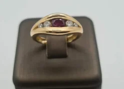 Bague en Or jaune, rubis, diamants