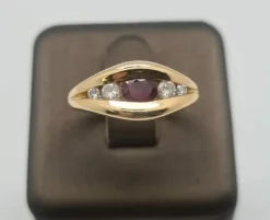 Bague en Or jaune, rubis, diamants