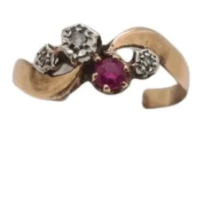 Bague en Or jaune, rubis et diamants