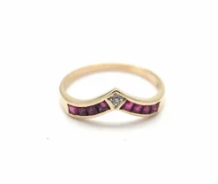 Bague en or jaune, rubis et diamant