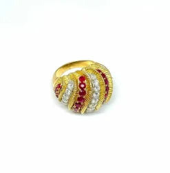 Bague en or jaune rubis et diamants