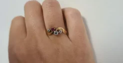 Bague en Or jaune, rubis et diamants