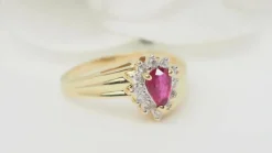 Bague en or jaune, rubis et diamants