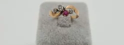 Bague en Or jaune, rubis et diamants