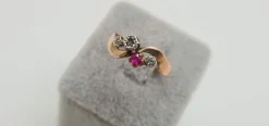 Bague en Or jaune, rubis et diamants