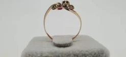 Bague en Or jaune, rubis et diamants