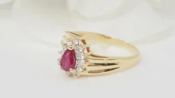 Bague en or jaune, rubis et diamants