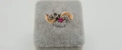 Bague en Or jaune, rubis et diamants