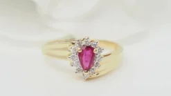 Bague en or jaune, rubis et diamants