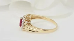 Bague en or jaune, rubis et diamants