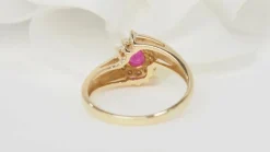 Bague en or jaune, rubis et diamants