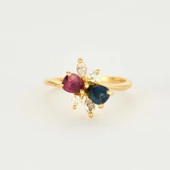 Bague en or jaune rubis, saphir, diamants