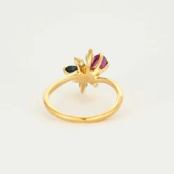 Bague en or jaune rubis, saphir, diamants