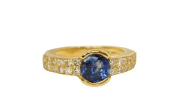 Bague en or jaune, saphir de Ceylan et diamants