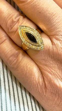 Bague en or jaune saphir navette et diamants