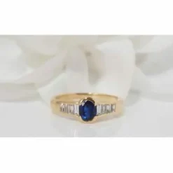 Bague en Or Jaune Saphir Ovale Et Diamants