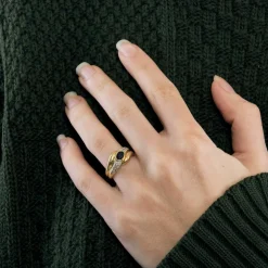 Bague en or jaune, saphir et diamants
