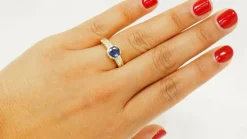 Bague en or jaune, saphir de Ceylan et diamants
