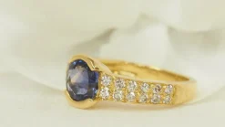 Bague en or jaune, saphir de Ceylan et diamants