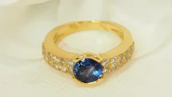 Bague en or jaune, saphir de Ceylan et diamants