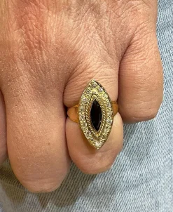 Bague en or jaune saphir navette et diamants