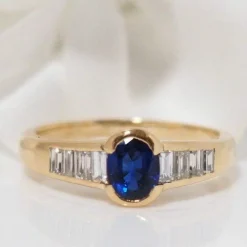 Bague en Or Jaune Saphir Ovale Et Diamants