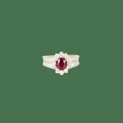 Bague en or jaune, sertie d'un rubis taille ovale entouré de diamants
