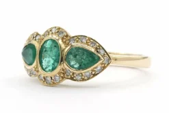 Bague en or jaune sertie d'émeraudes et de diamants