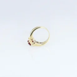 Bague en or jaune, sertie d'un rubis taille ovale entouré de diamants
