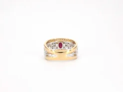 Bague en or jaune sertie de diamants et d'un rubis