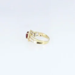 Bague en or jaune, sertie d'un rubis taille ovale entouré de diamants