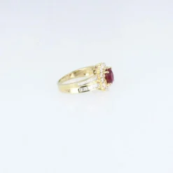 Bague en or jaune, sertie d'un rubis taille ovale entouré de diamants