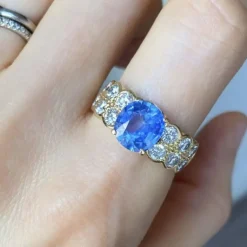 Bague en or jaune sertie d'un saphir de Ceylan non chauffé