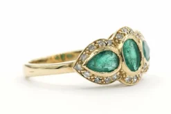 Bague en or jaune sertie d'émeraudes et de diamants