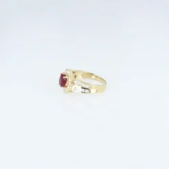 Bague en or jaune, sertie d'un rubis taille ovale entouré de diamants