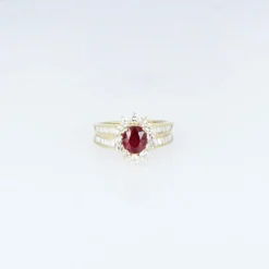 Bague en or jaune, sertie d'un rubis taille ovale entouré de diamants