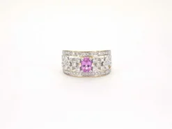 Bague en or jaune sertie de diamants et d'une pierre précieuse