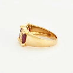 Bague en or jaune sertis de rubis et diamants