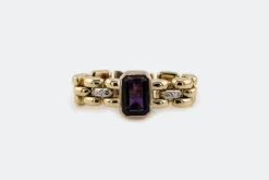 Bague en or jaune tendre avec pierre violette