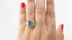 Bague en or jaune, Topaze bleue et diamants