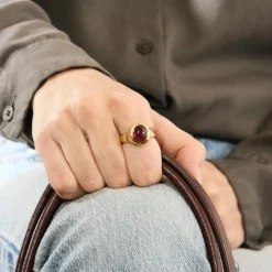 Bague en or jaune travaillé avec cabochon de tourmaline