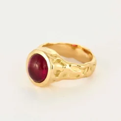 Bague en or jaune travaillé avec cabochon de tourmaline