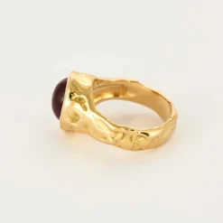Bague en or jaune travaillé avec cabochon de tourmaline