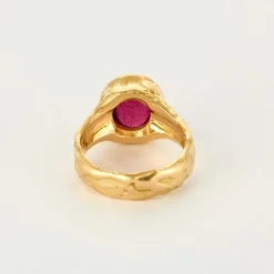 Bague en or jaune travaillé avec cabochon de tourmaline